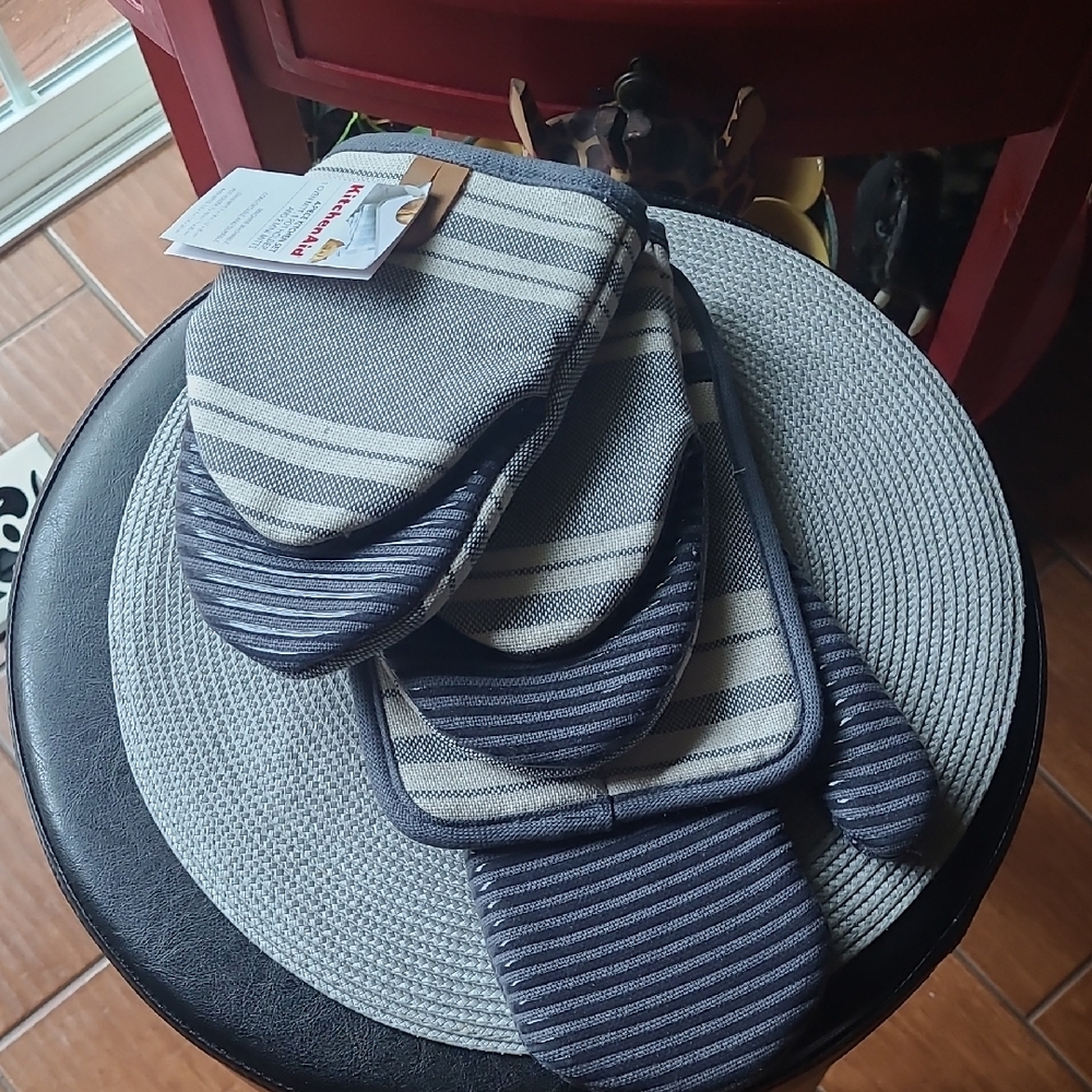 KitchenAide Oven Mitts/Pot Holder Set